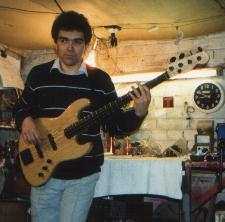 photo of Dave Wild in his old workshop with my 4 srting